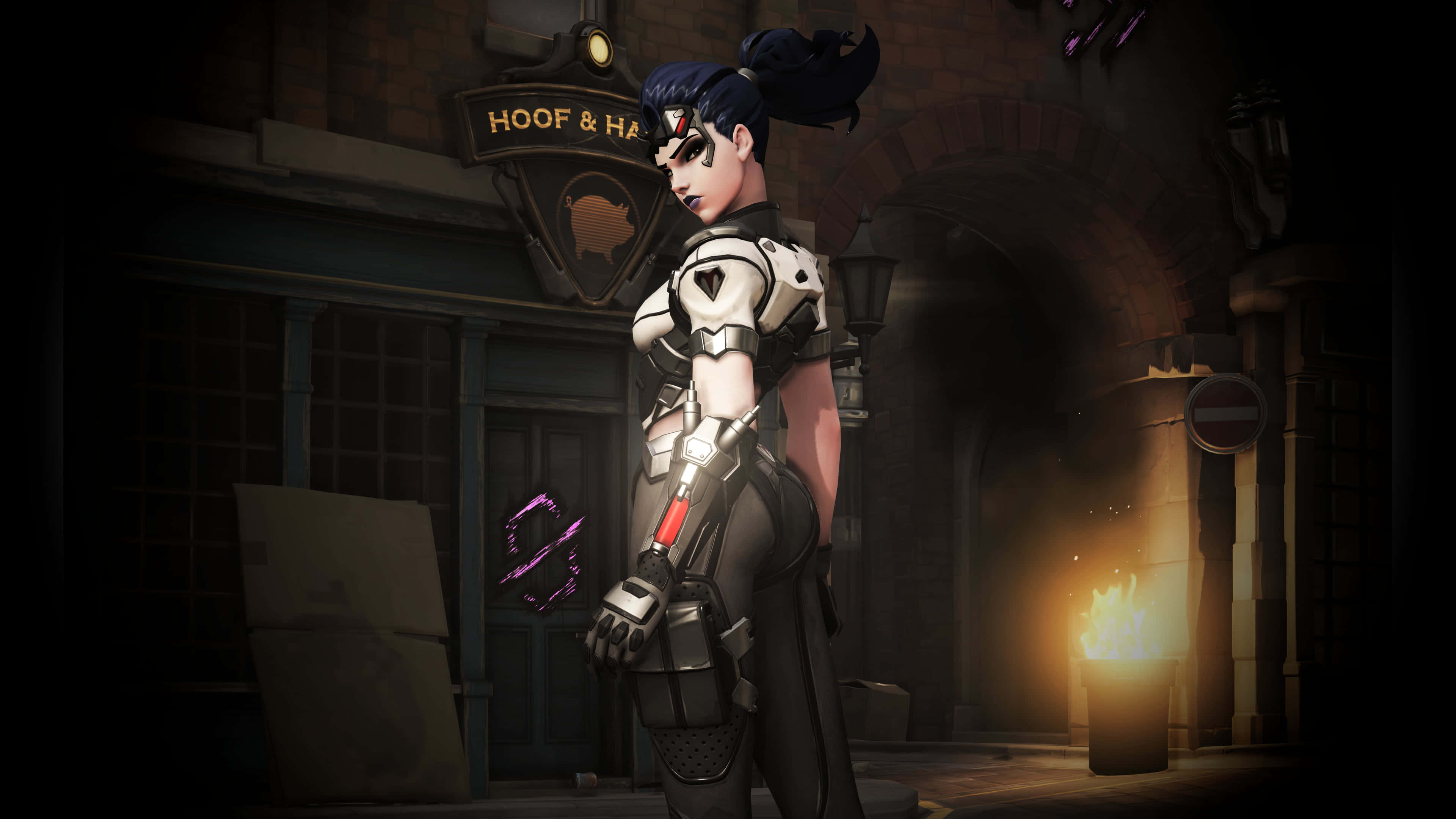 Overwatch Widowmaker 桌布 壁紙 — 一位身穿白色和黑色盔甲的女性動漫角色站在光線昏暗的小巷中，有發光的火焰和一個「Hoof & Hair」標誌。