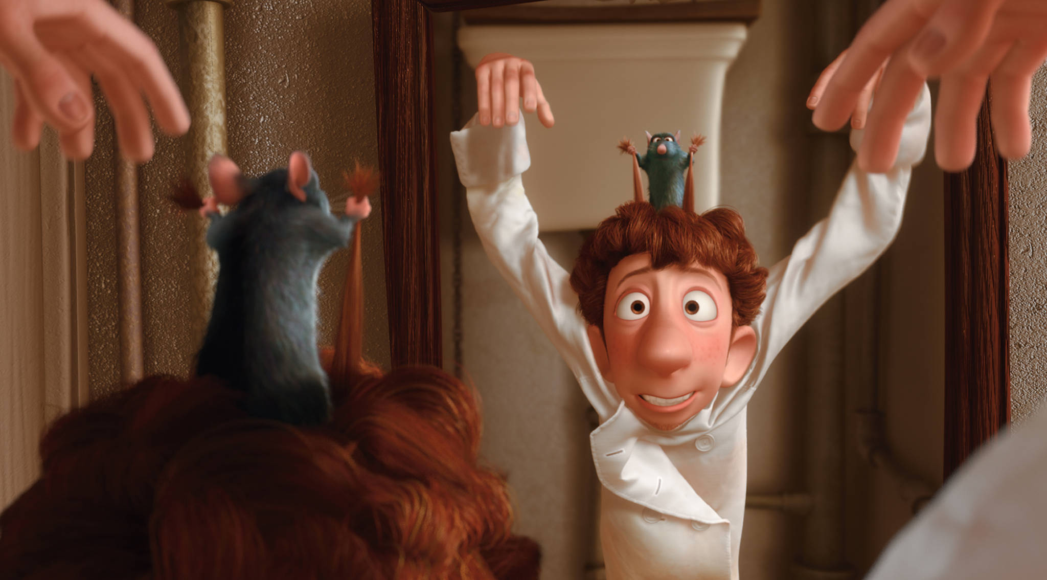 Ratatouille 桌布 壁紙 — 一位身穿白色外套的開心動畫廚師舉起雙臂，兩隻老鼠棲息在他的頭頂和肩膀上。