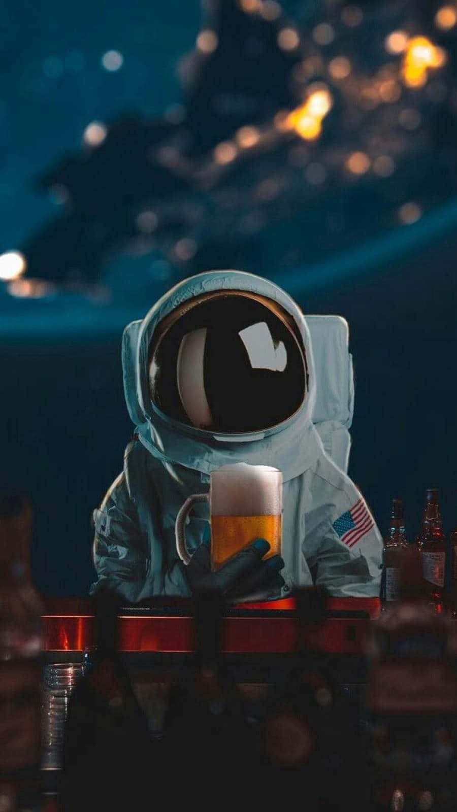 Astronaut iPhone 桌布 壁紙 — 一位身穿白色太空衣的太空人在燈光昏暗的酒吧喝啤酒，背景有發光的散景燈光。