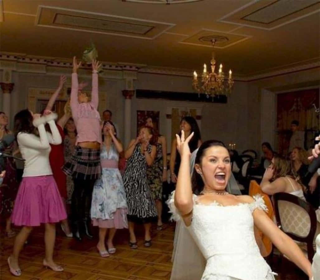 Funny Wedding 桌布 壁紙 — 一位身穿白色婚紗的新娘在豪華宴會廳中，隨著賓客拋灑米粒和五彩紙屑，開心得尖叫起來。