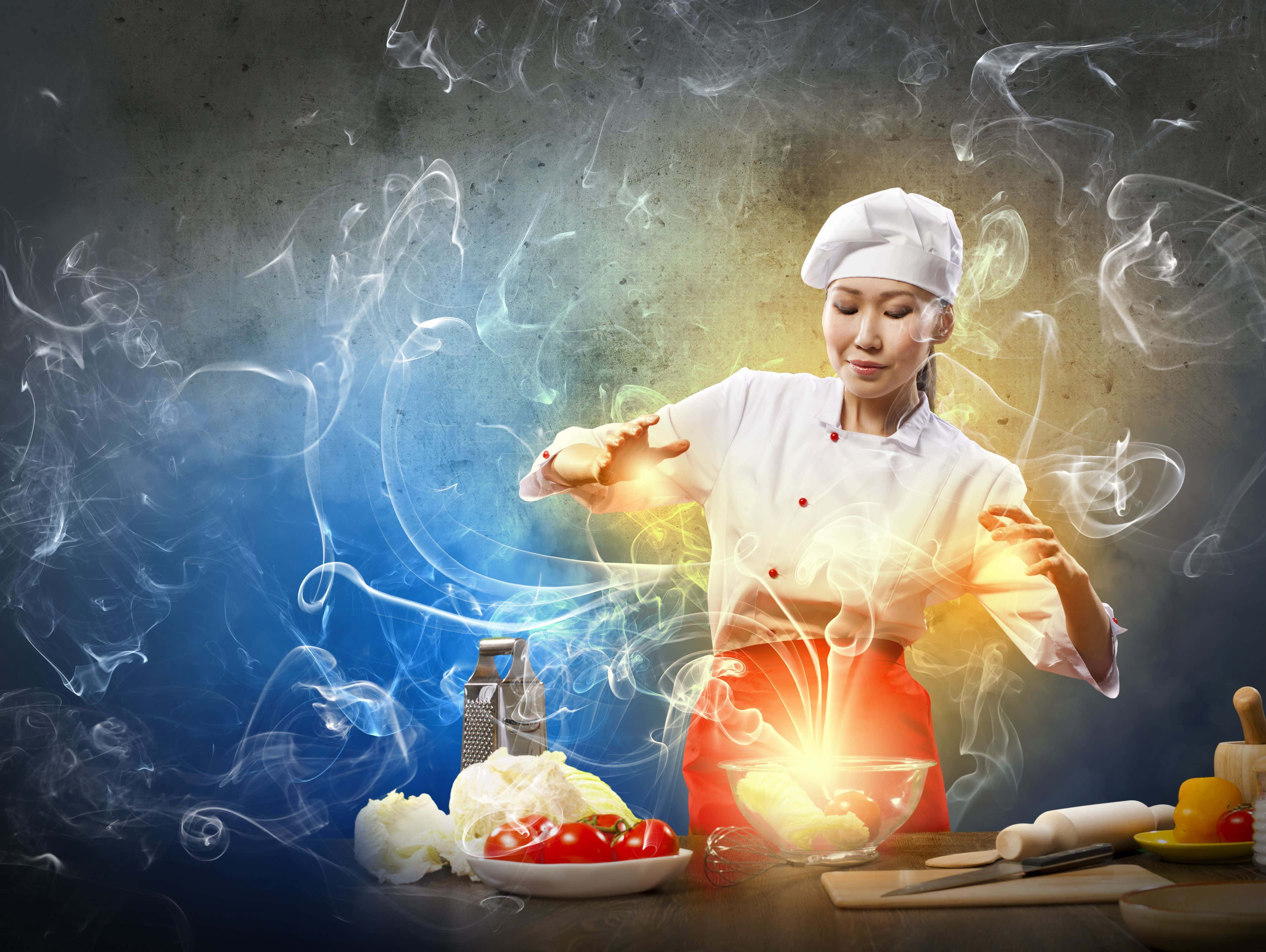 烹飪 桌布 壁紙 — 一位身穿白色廚師服的廚師，正在將發光的魔法引導到一碗被旋轉的煙霧包圍的食物上。