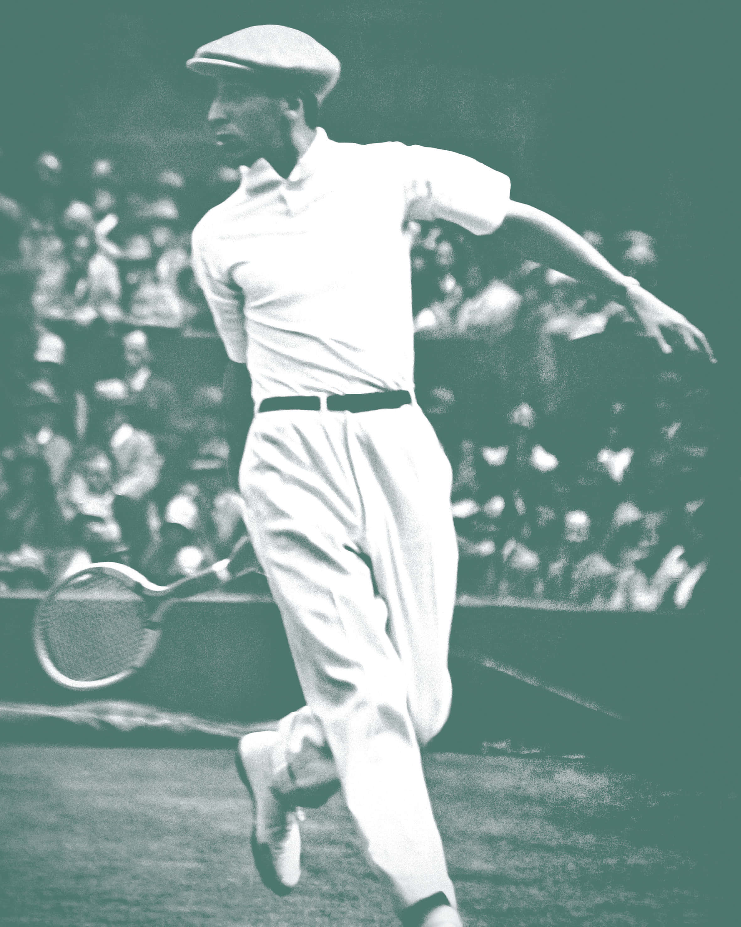 Tennis 桌布 壁紙 — 一位身穿白色服裝和帽子的復古網球選手在草地上揮拍跳躍，背景是模糊的人群。
