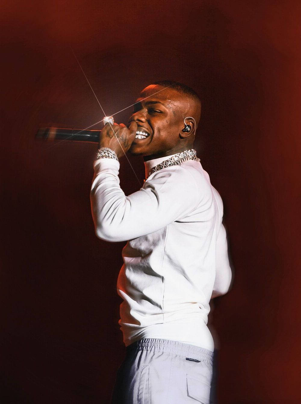 Dababy Phone 桌布 壁紙 — 一位身穿白色服裝的男性表演者在戲劇性的紅色舞台燈光下，熱情地對著麥克風唱歌。