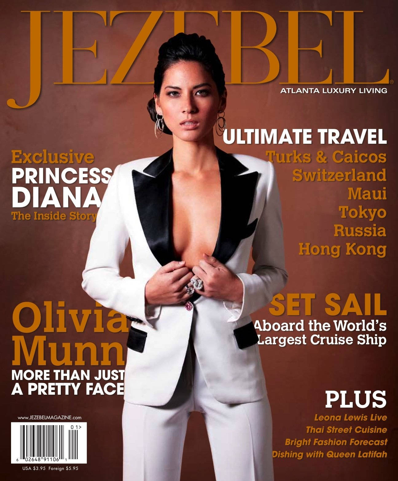 olivia munn 桌布 壁紙 — 一位身穿白色燕尾服外套、黑色翻領的女性在棕色背景的雜誌封面上自信地擺姿勢。