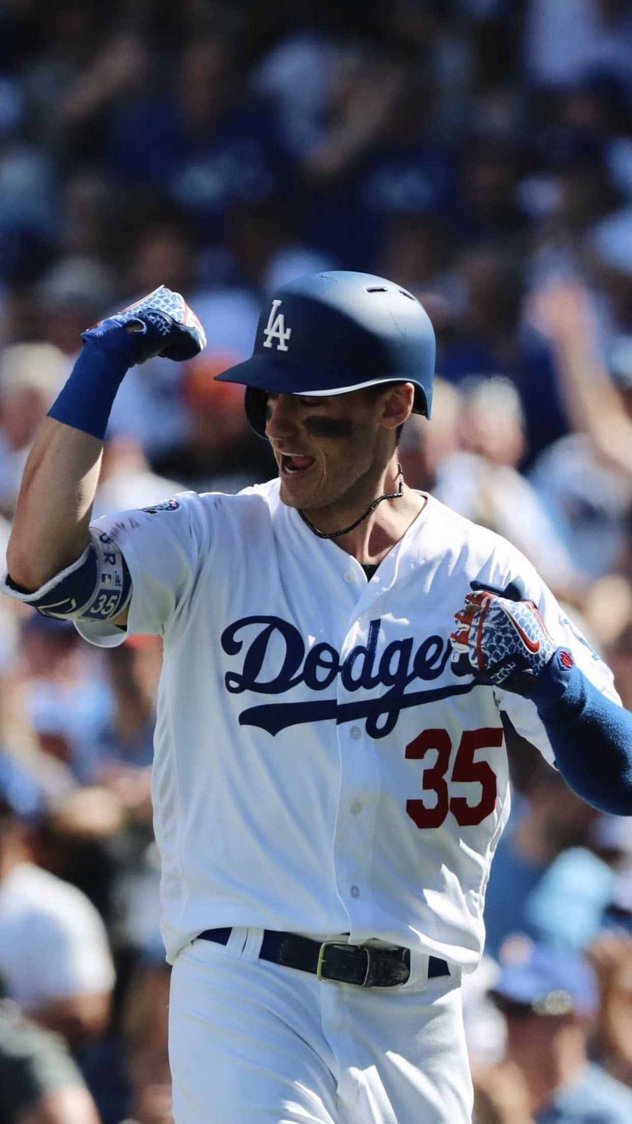 Cody 桌布 壁紙 — 一位身穿白色球衣、背號35的道奇隊棒球選手，在明亮的球場燈光下勝利地握拳慶祝。