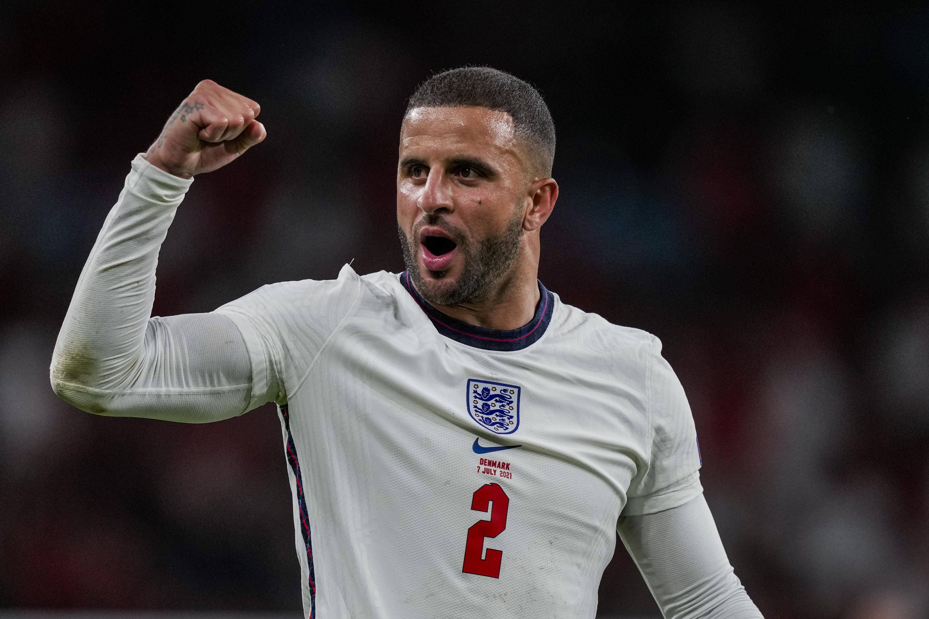 Kyle Walker 桌布 壁紙 — 一位身穿白色球衣、背號二號的英格蘭足球員在比賽中高舉拳頭慶祝勝利。