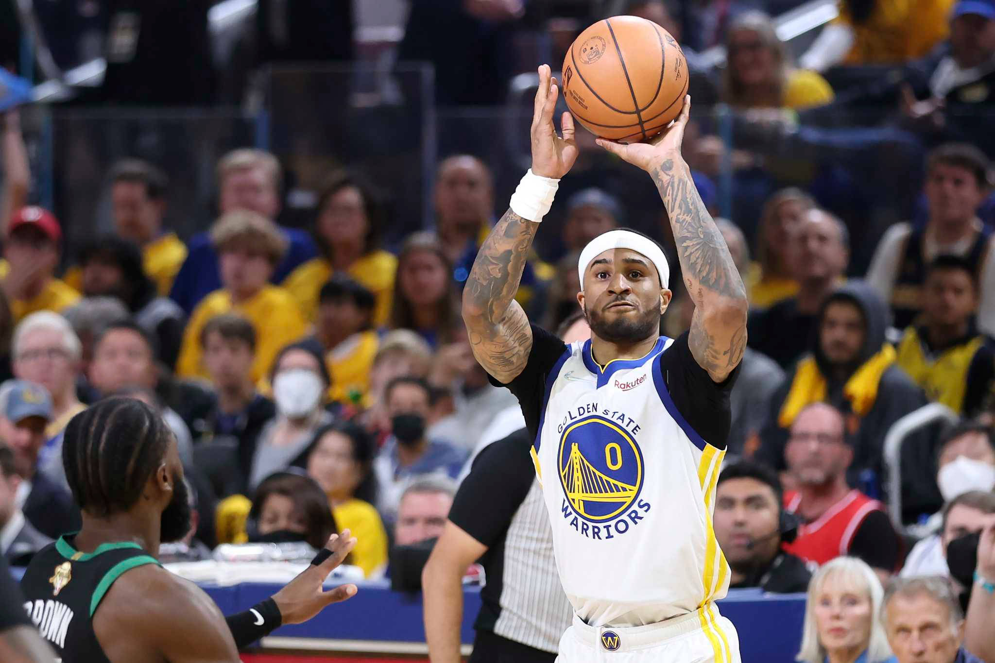 NBA 桌布 壁紙 — 一位身穿白色球衣、背號零號的金州勇士籃球運動員在比賽中投籃，背景有黃色球迷。