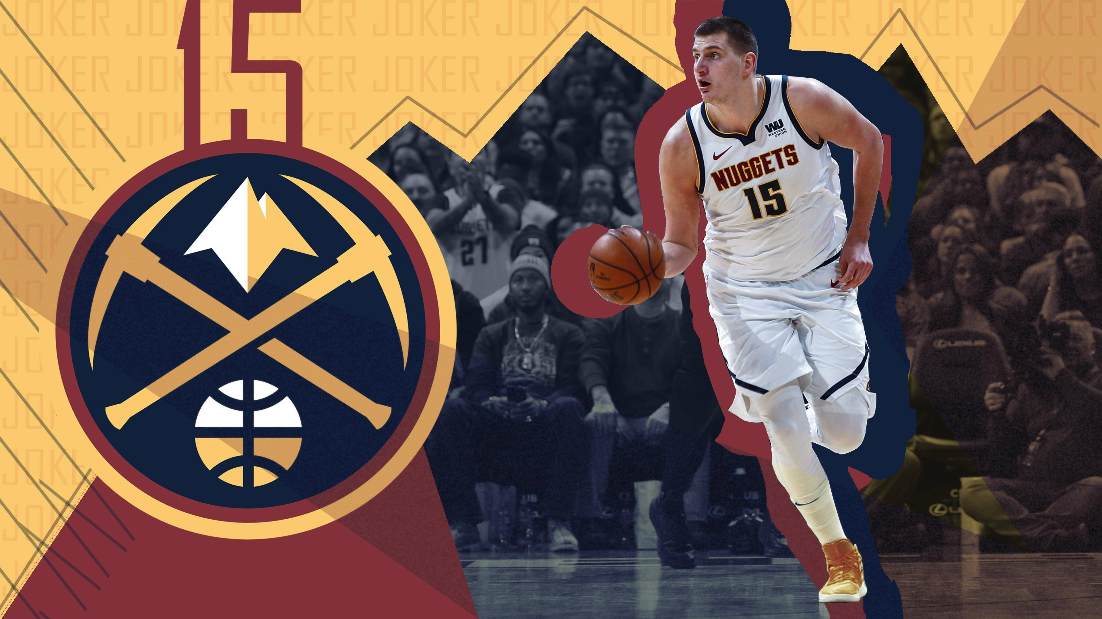 Jokic 桌布 壁紙 — 一位身穿白色球衣的丹佛金塊籃球運動員在比賽中運球，背景有球隊標誌和人群。