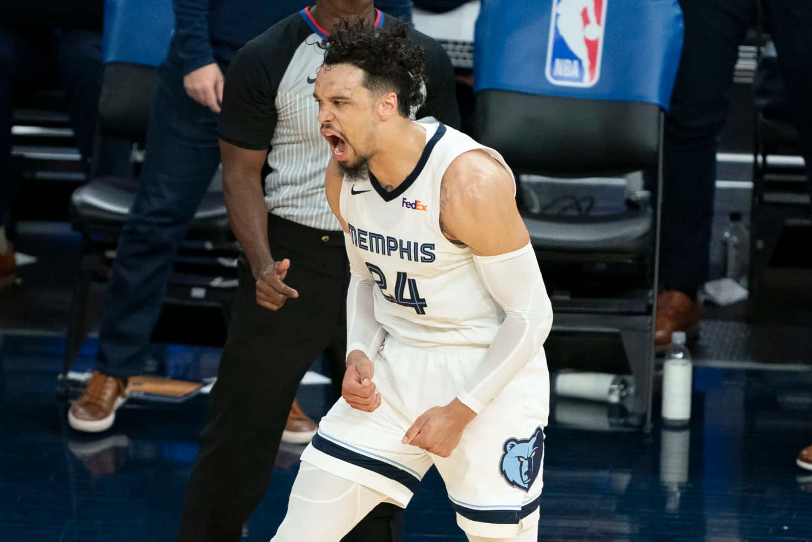 Dillon Brooks 桌布 壁紙 — 一位身穿白色球衣的曼菲斯灰熊籃球運動員在拋光球場上比賽時，激烈地咆哮。
