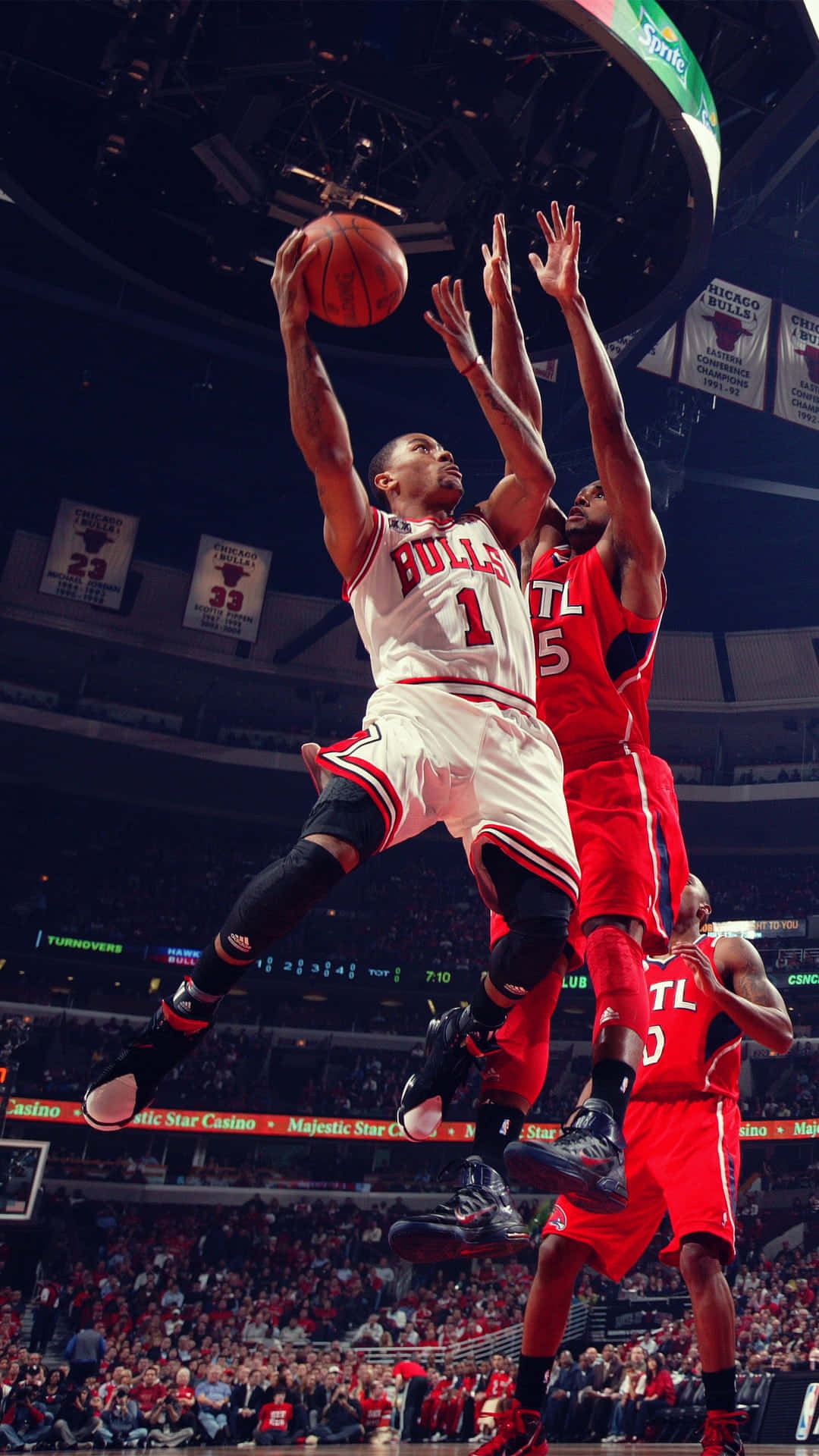 derrick rose 桌布 壁紙 — 一位身穿白色球衣的芝加哥公牛隊球員高高躍起灌籃，兩位身穿紅色球衣的對手在明亮的場館燈光下跳起封阻他。