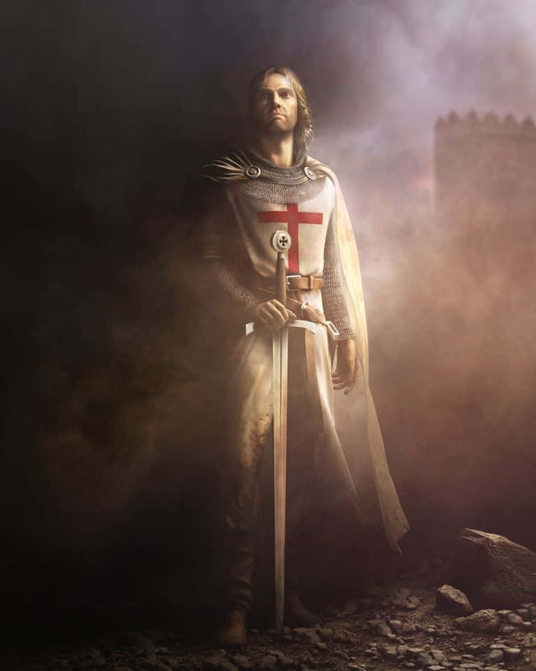 Crusader 桌布 壁紙 — 一位身穿白色罩袍、上有紅色十字架的騎士，在煙霧和瓦礫中，於城堡廢墟附近莊嚴地持劍而立。