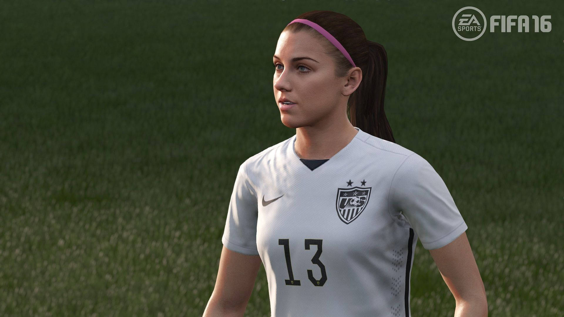 Alex Morgan 桌布 壁紙 — 一位身穿白色美國國家隊13號球衣的女足球員，站在綠色草地上，這是電子遊戲的渲染圖。
