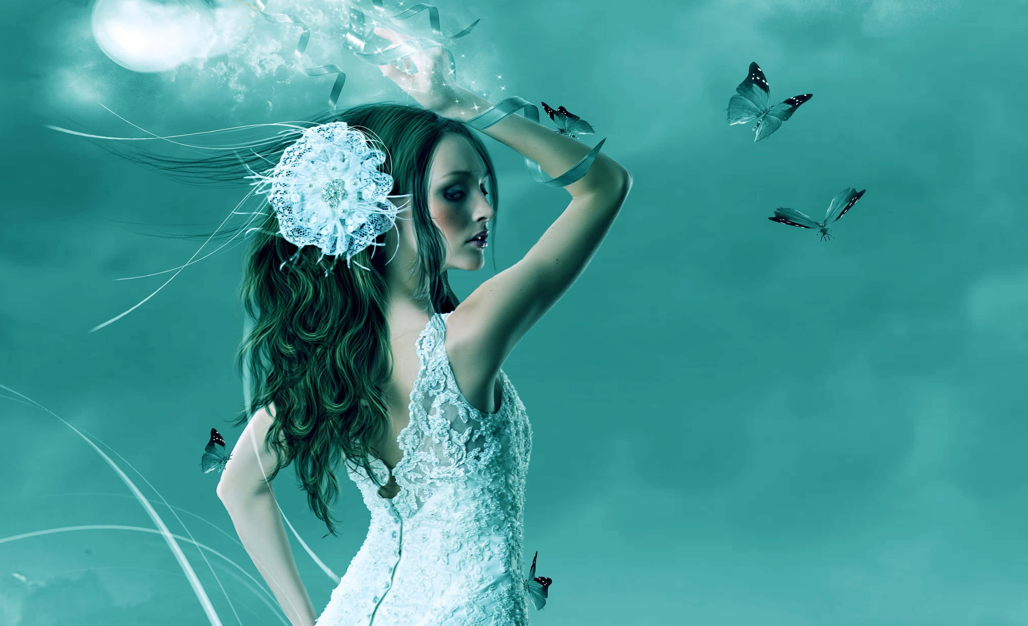 Butterfly Fancy Dress 桌布 壁紙 — 一位身穿白色蕾絲連衣裙、頭戴發光花卉頭飾、蝴蝶在她周圍盤旋，背景是青綠色天空的女性。