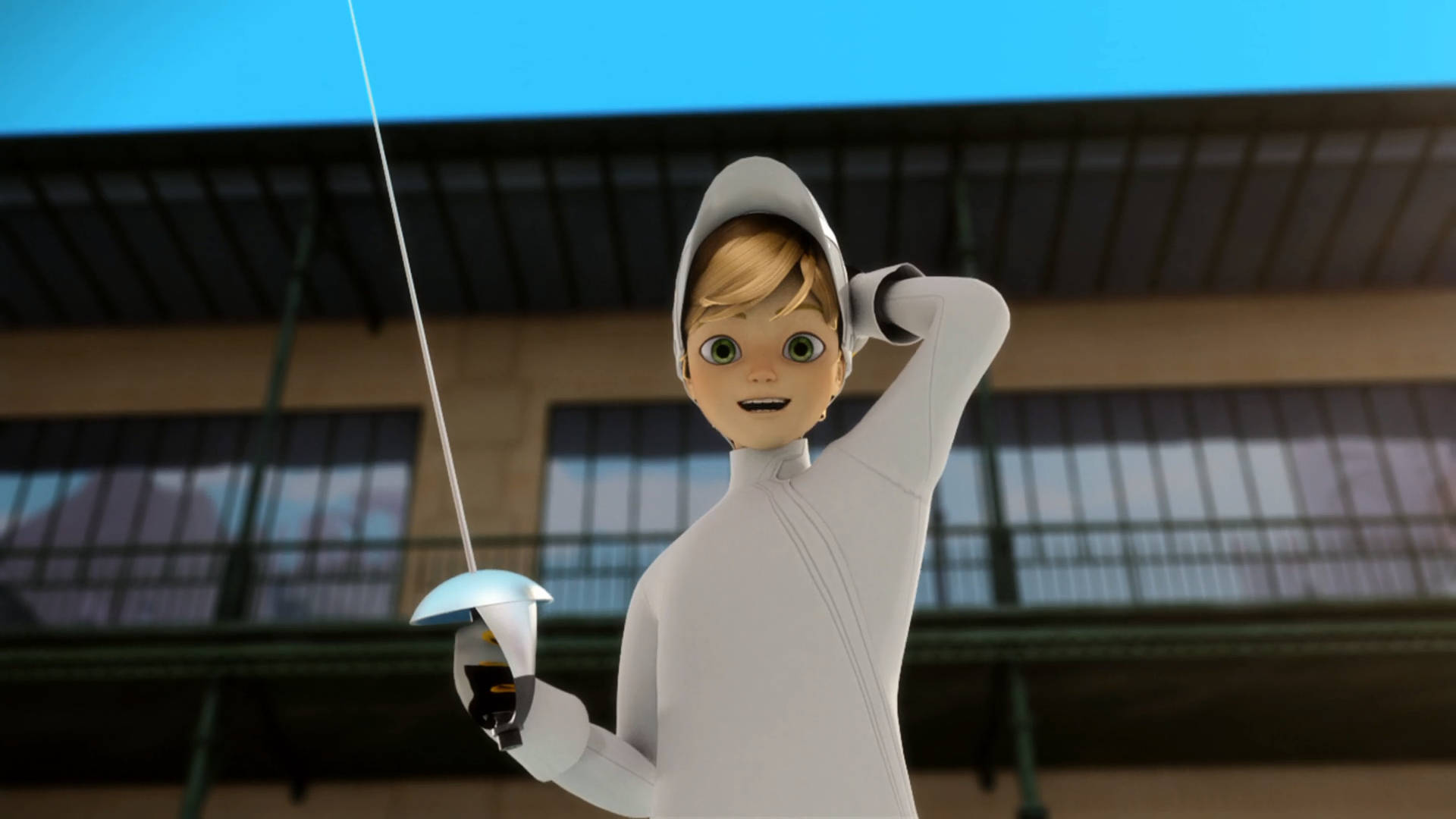 Adrien 桌布 壁紙 — 一位身穿白色裝備的年輕劍擊手在明亮的藍天下微笑著手持花劍。