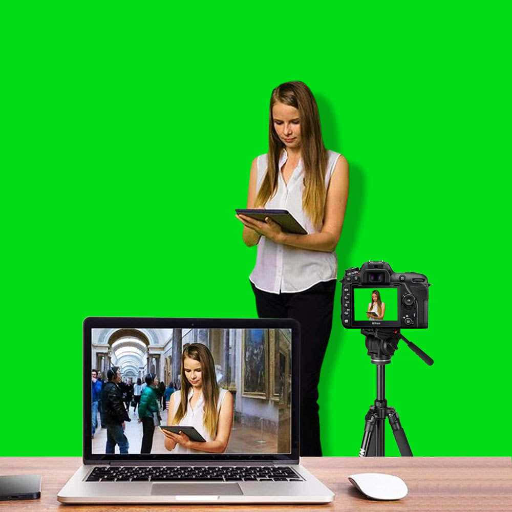 Film Camera 桌布 壁紙 — 一位身穿白色襯衫的女性站在綠幕前，手持平板電腦，同時被相機拍攝並顯示在筆記型電腦上。