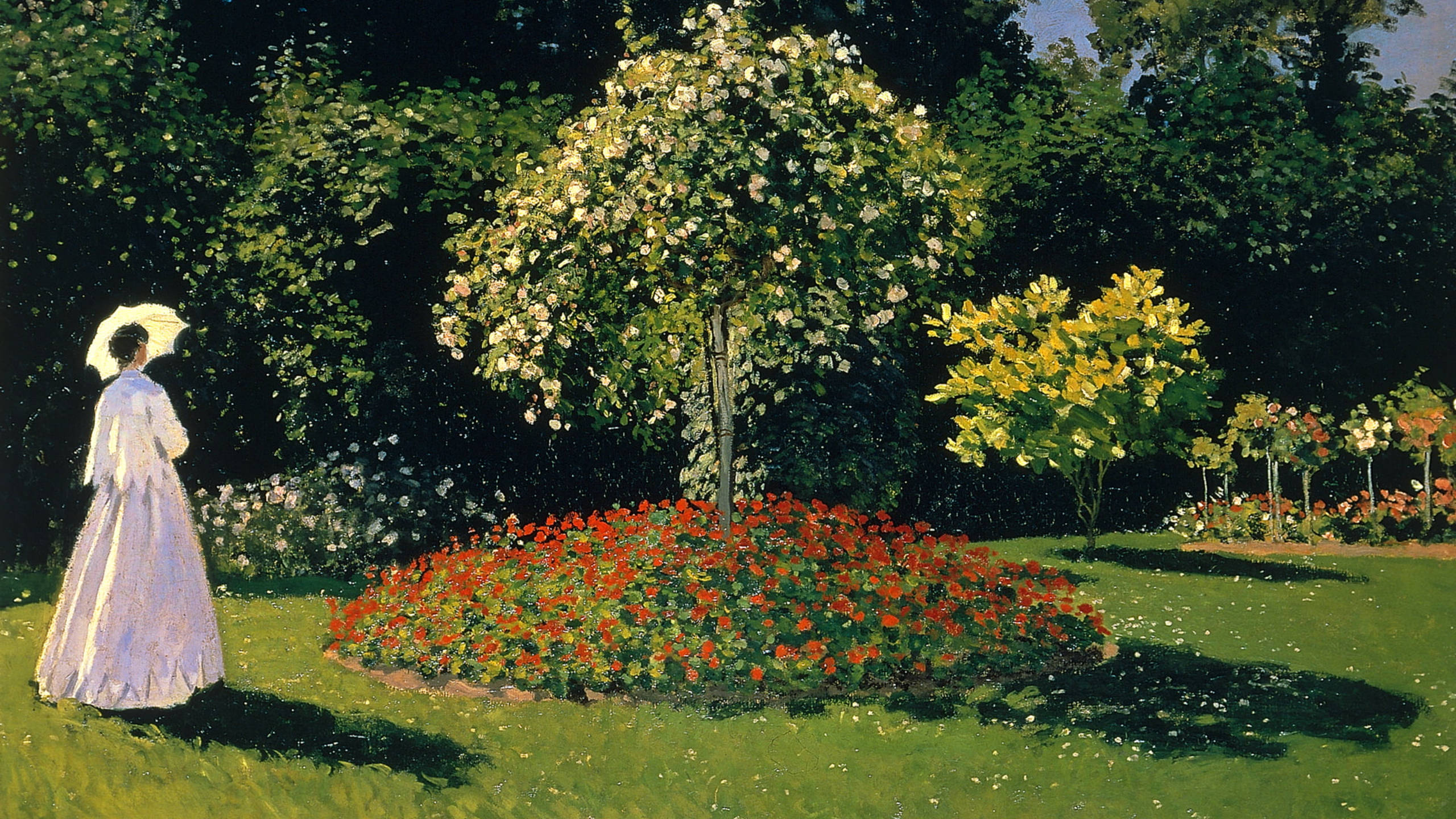 Monet 桌布 壁紙 — 一位身穿白色連衣裙、撐著陽傘的女子，走過一個陽光普照的花園，園內有鮮豔的紅花和盛開的樹木。