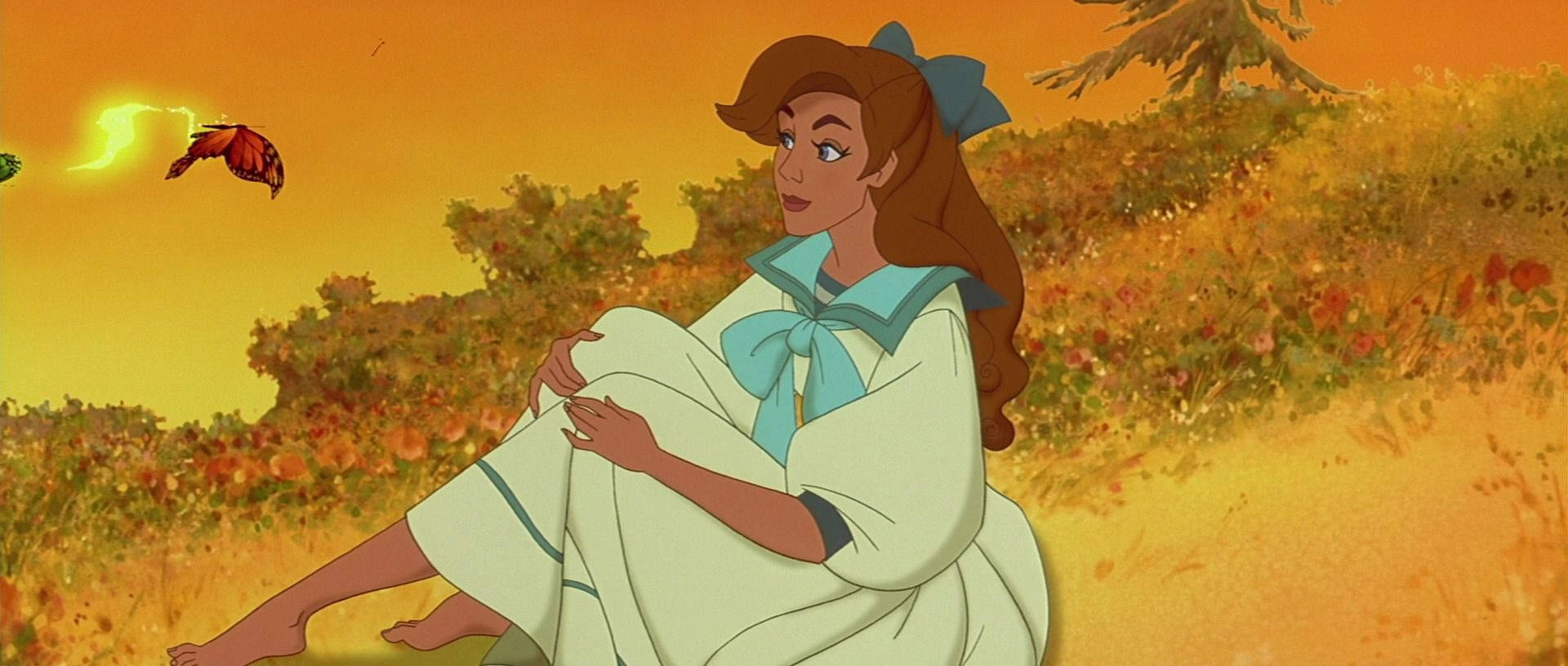 Anastasia 桌布 壁紙 — 一位身穿白色連衣裙、繫著藍色蝴蝶結的年輕女子赤腳坐在金色的田野中，一隻蝴蝶在發光的太陽附近飛翔。