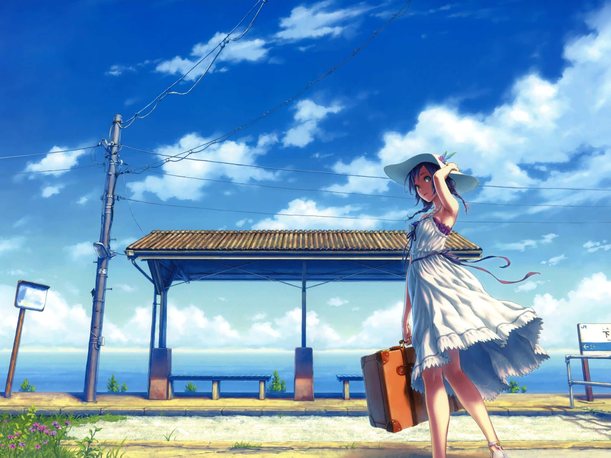 Vacation 桌布 壁紙 — 一位身穿白色連衣裙和帽子的年輕動漫女孩，在藍天白雲下的海邊火車站拖著行李箱行走。