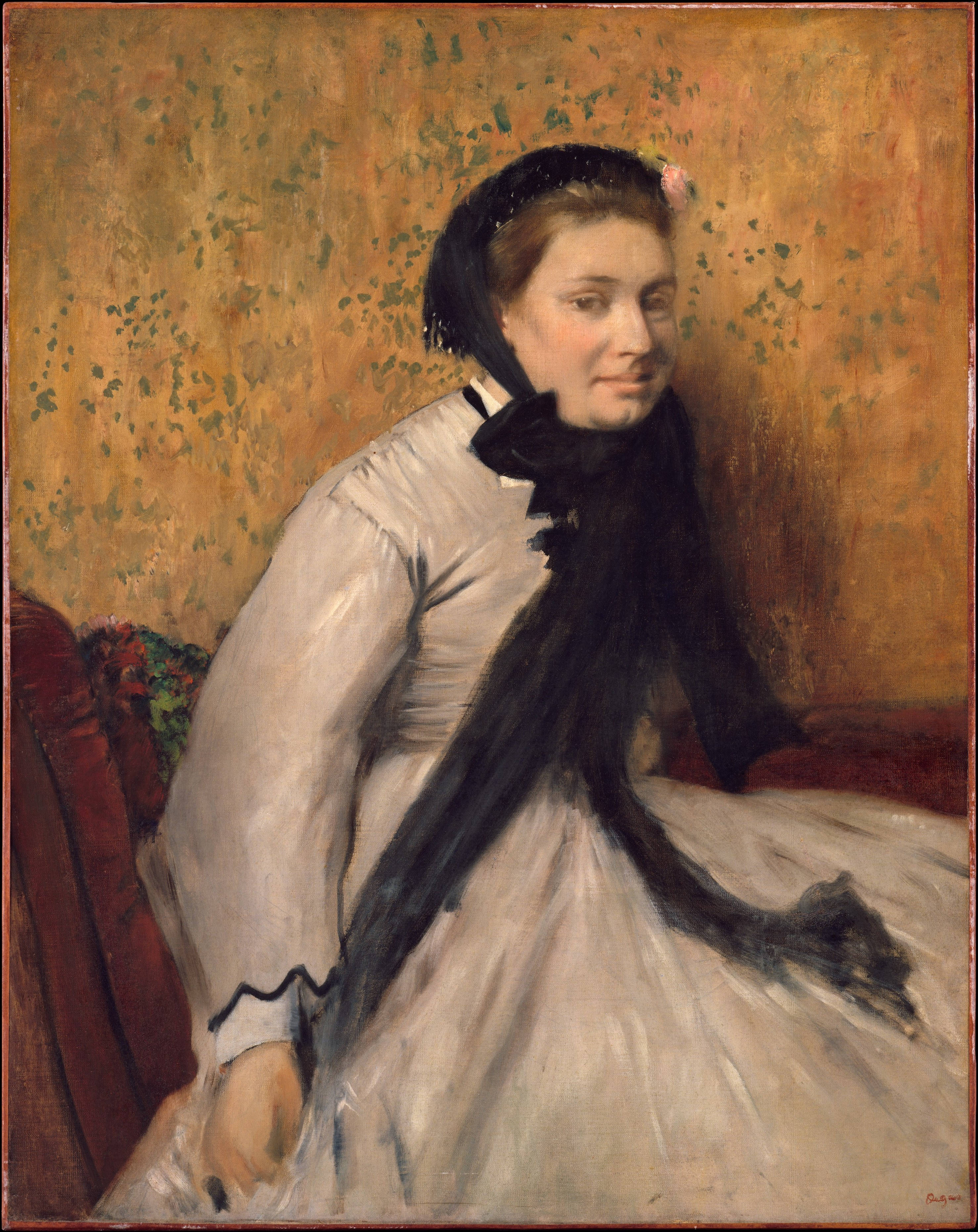 Degas 桌布 壁紙 — 一位身穿白色連衣裙和黑色面紗的女性，優雅地坐在一張紅色軟墊椅子上，背景是質感豐富的赭色牆壁。