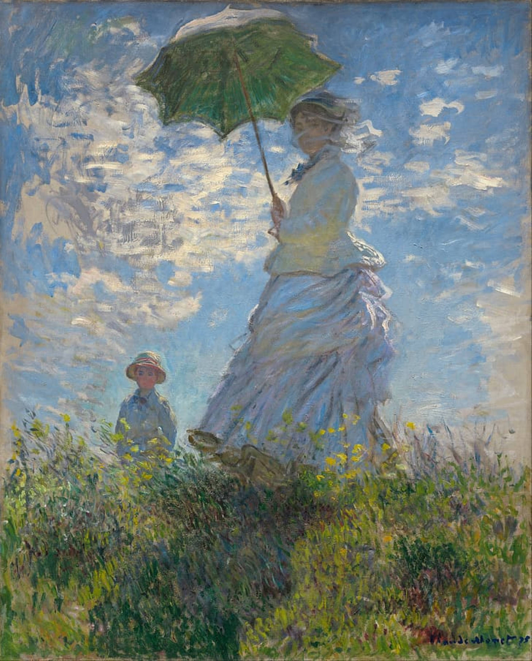 Monet 桌布 壁紙 — 一位身穿白色連衣裙的女子手持綠色遮陽傘，在陽光明媚的田野中行走，身旁有一個孩子，頭頂是湛藍的天空。