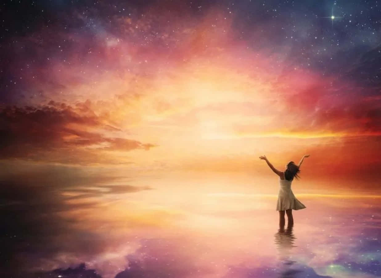 Spirituality 桌布 壁紙 — 一位身穿白色連衣裙的女性在宇宙地平線上舉起雙臂，星星和星雲在超現實的暮色天空中閃耀。