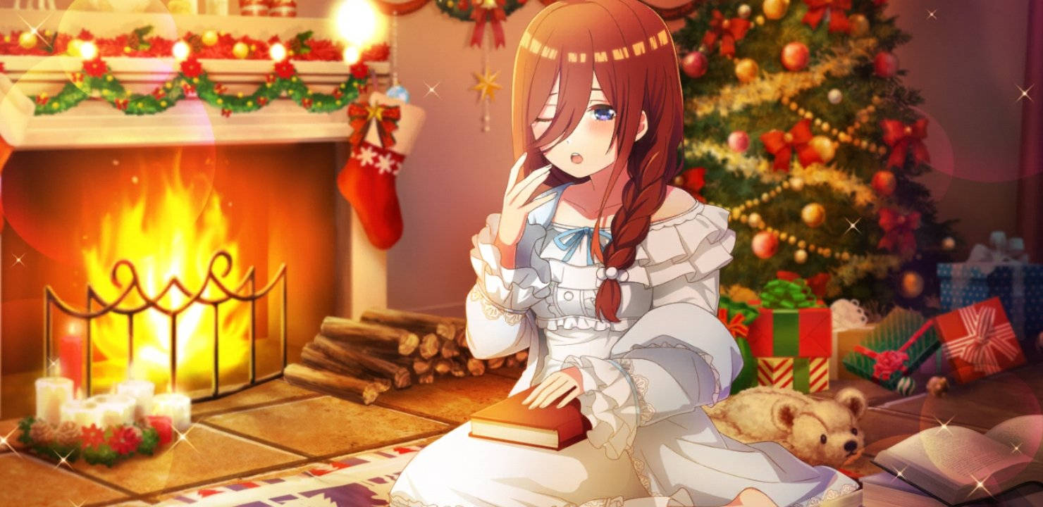 miku 桌布 壁紙 — 一位身穿白色連衣裙的年輕動漫女孩坐在熊熊燃燒的壁爐旁，旁邊是裝飾好的聖誕樹，手裡拿著一本書。