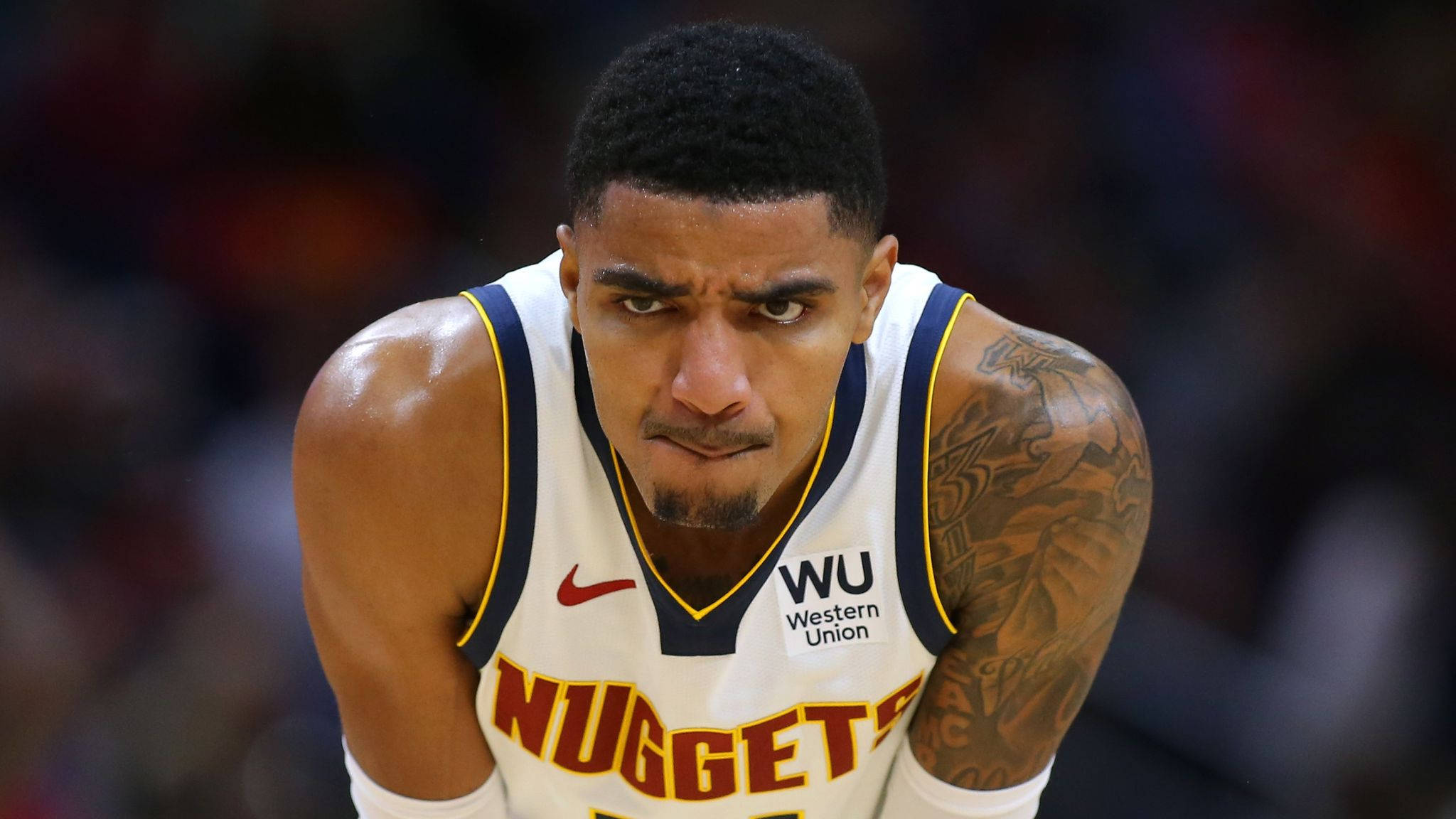 gary harris 桌布 壁紙 — 一位身穿白色金塊球衣、專注的籃球運動員，眼神銳利，手臂上有明顯的刺青，身體前傾。