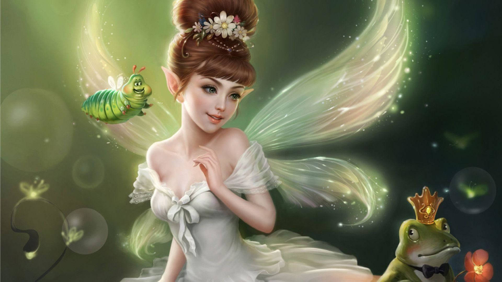 仙女 桌布 壁紙 — 一位身穿白色長袍、閃爍翅膀的優雅仙子，在魔法綠色森林中微笑，旁邊有一隻戴冠青蛙和一隻快樂的毛毛蟲。