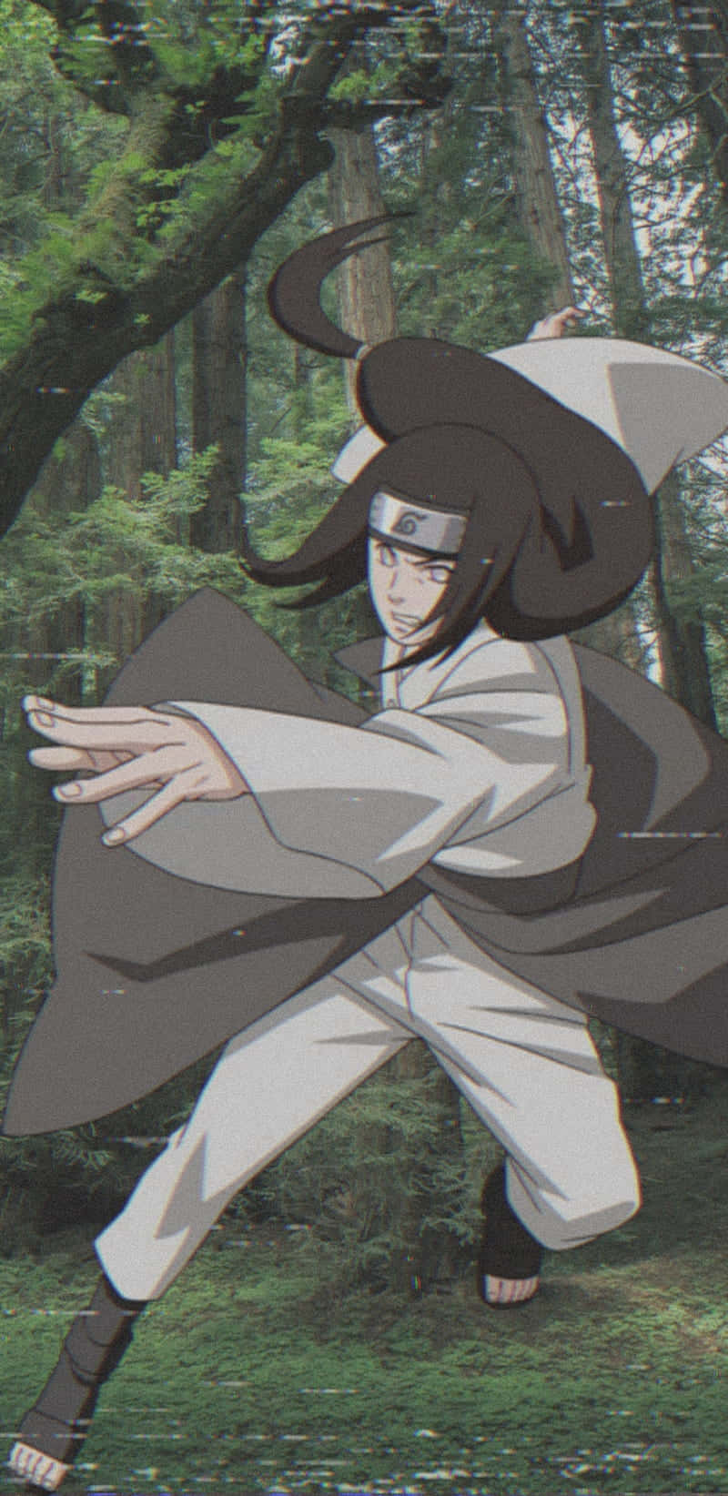 Neji Hyuga 桌布 壁紙 — 一位身穿白色長袍和黑色頭帶的動漫忍者，在綠樹成蔭的茂密森林中擺出動態姿勢。