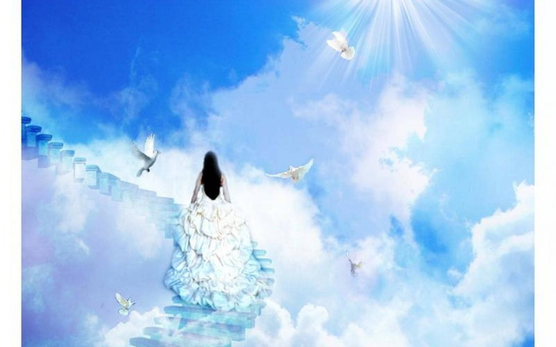 天堂 桌布 壁紙 — 一位身穿白色長袍的女性，穿過雲層登上發光的階梯，朝向燦爛的陽光，白鴿在她周圍飛翔。