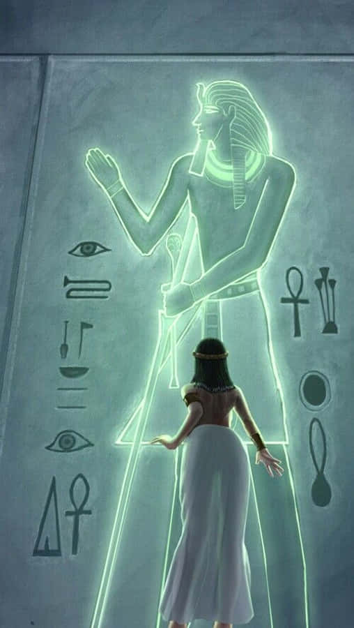 Egyptian Gods 桌布 壁紙 — 一位身穿白色長袍的女性站在刻有發光綠色埃及神祇的石牆前，周圍環繞著象形文字。