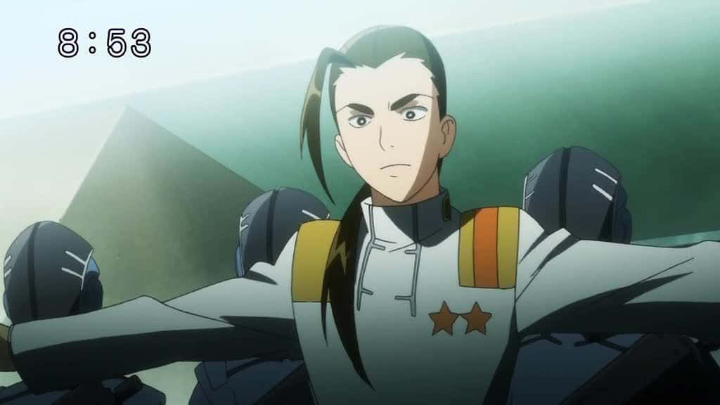 Rossiu Adai 桌布 壁紙 — 一位身穿白色飛行服、胸前有兩顆星的動畫飛行員，在朦朧的綠色山脈背景下張開雙臂站立。