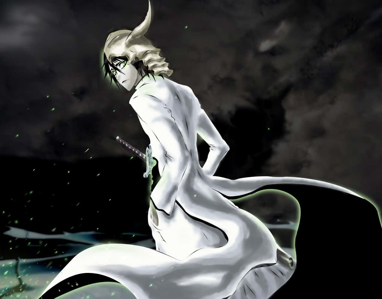 Ulquiorra Cifer 桌布 壁紙 — 一位身穿白袍、有角及綠色眼睛的動漫戰士，在黑暗風暴的天空下，周圍有發光粒子旋轉，擺出架勢。