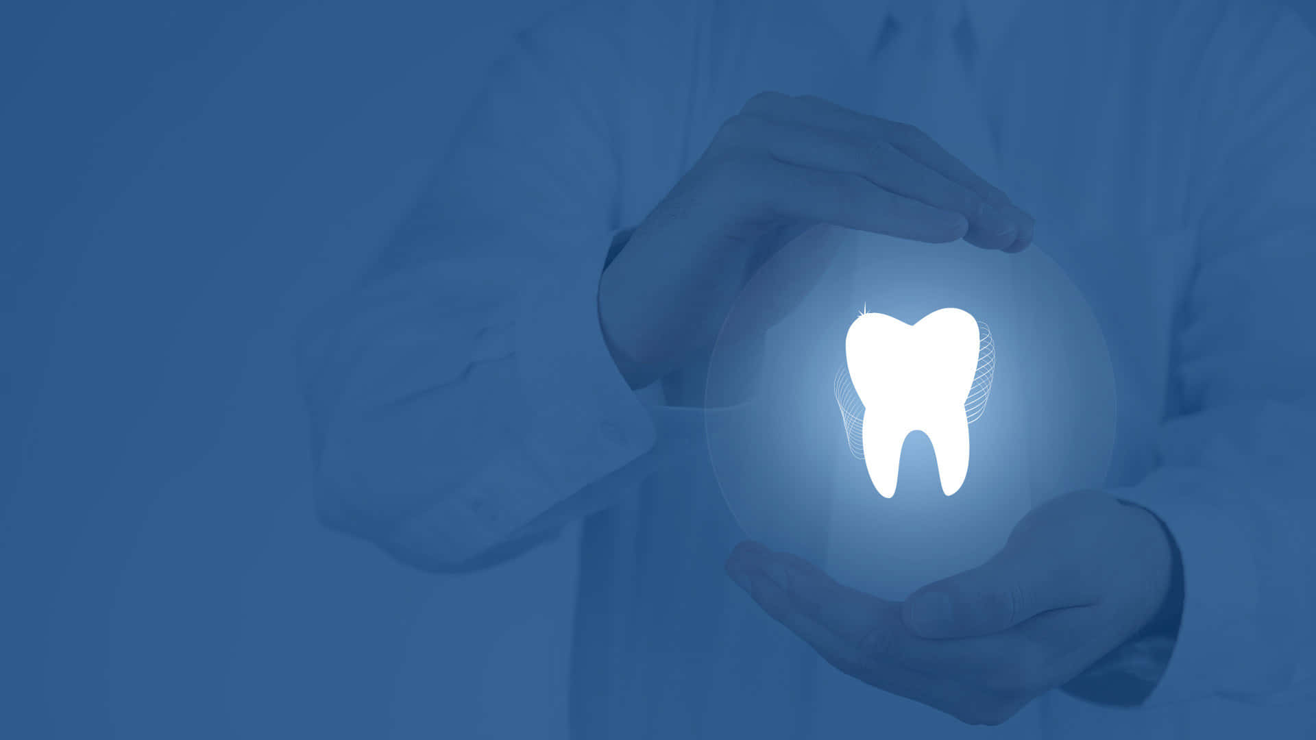 Tooth 桌布 壁紙 — 一位身穿白袍的人輕輕捧著一個發光的半透明球體，球體上顯示一個明亮的白色牙齒符號，背景為清涼的藍色。