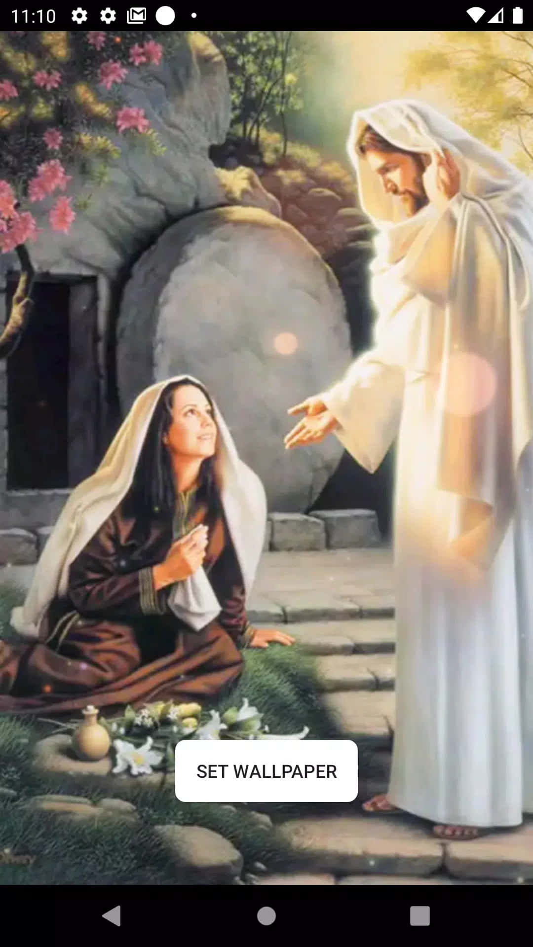 Jesus Tomb 桌布 壁紙 — 一位身穿白袍的光輝人物向一位在花園中跪著的女士伸出手，花園裡有粉紅花朵和石階。