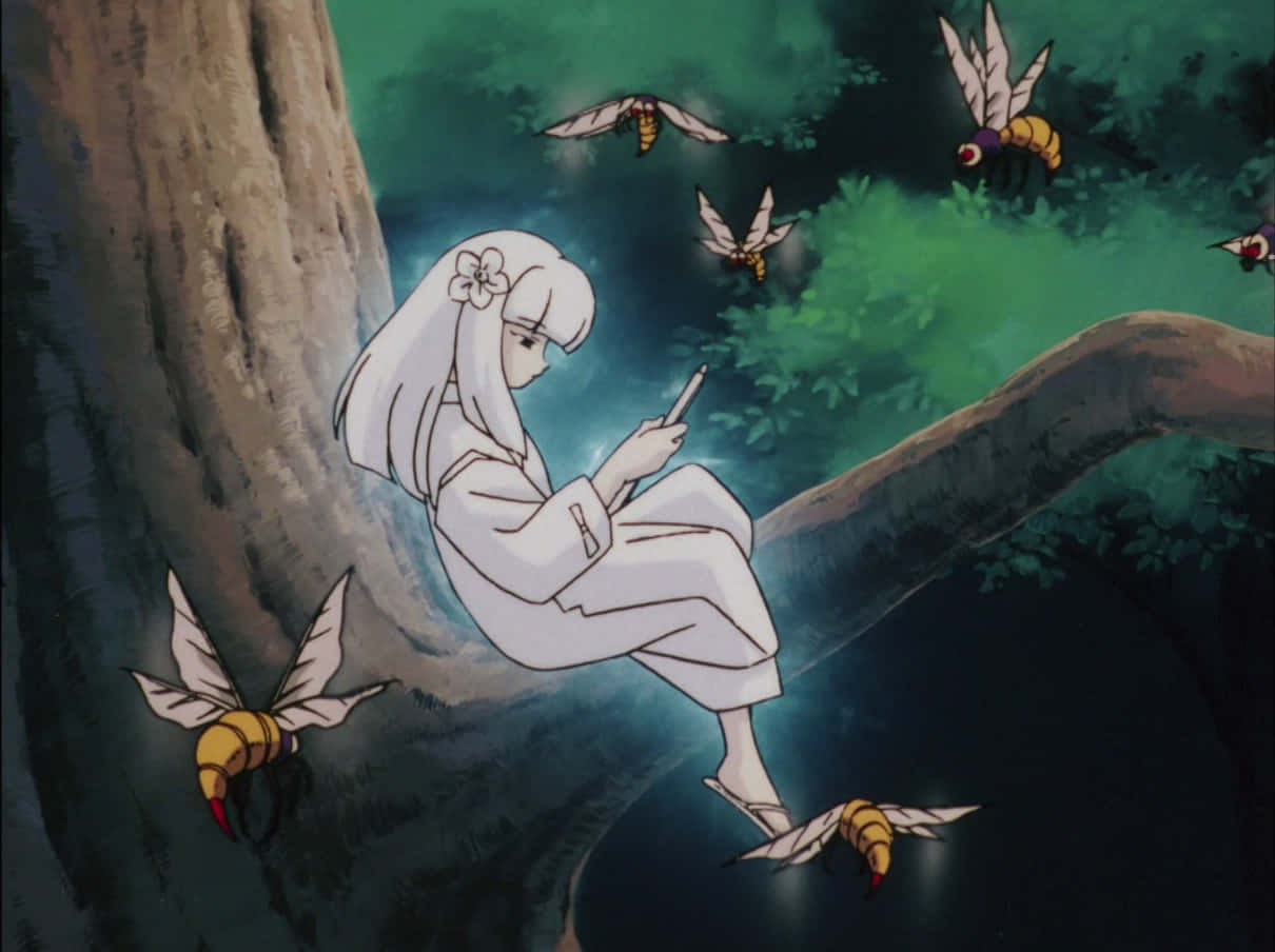 Inuyasha Kanna 桌布 壁紙 — 一位身穿白袍的動漫女孩靜靜地坐在樹枝上，周圍是黑暗森林中發光的飛蛾。
