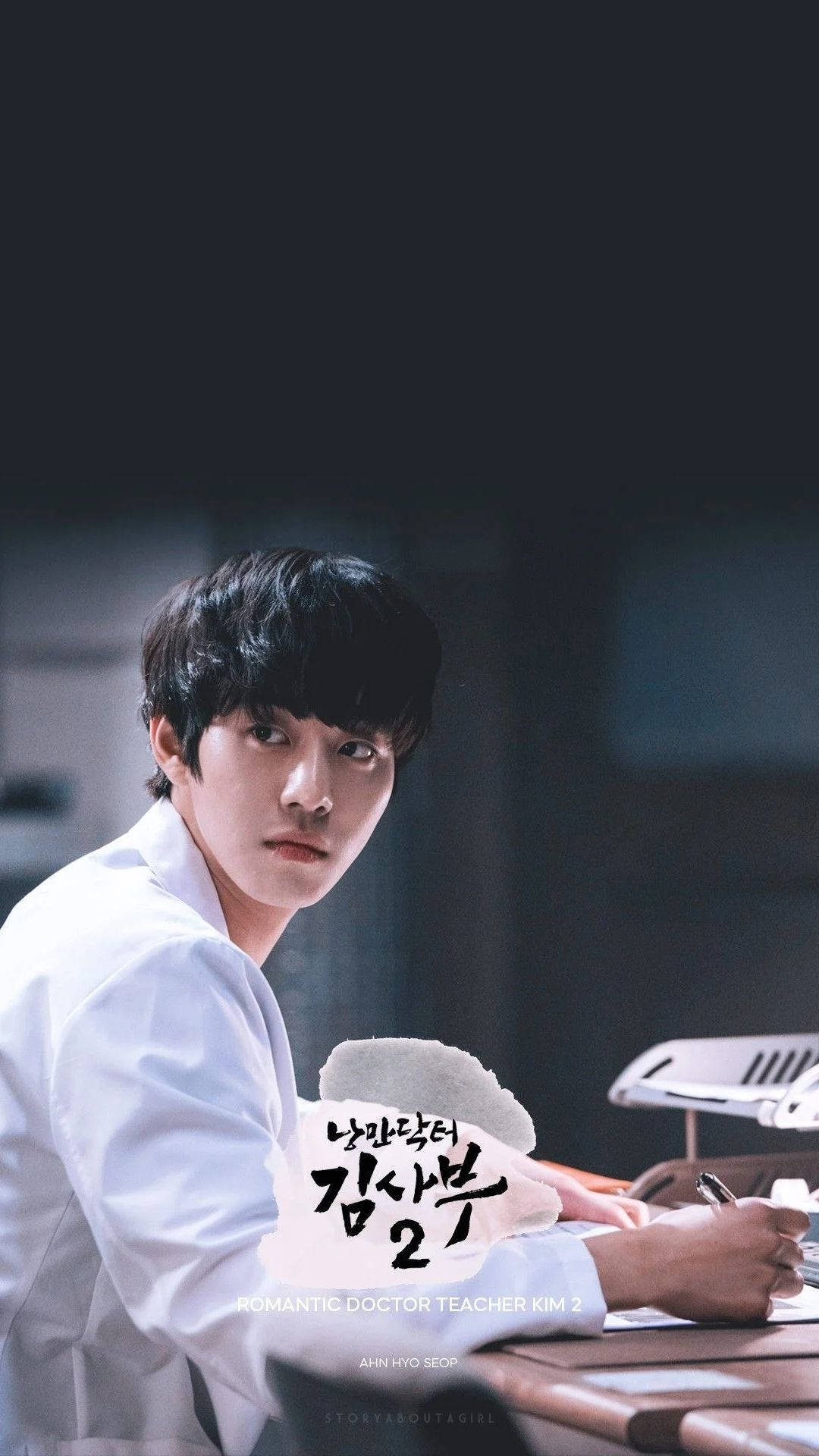Ahn Hyo Seop 桌布 壁紙 — 一位身穿白袍的年輕男子在柔和燈光下，專注地坐在書桌前寫字。