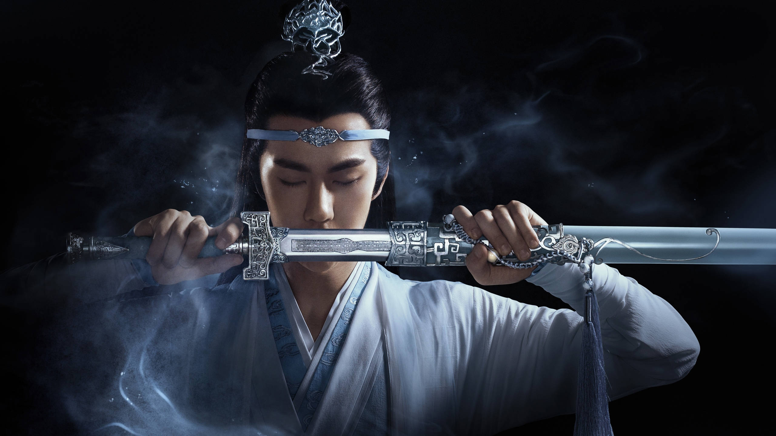 Untamed 桌布 壁紙 — 一位身穿白袍的戰士在煙霧瀰漫的黑暗背景下手持發光的華麗劍。