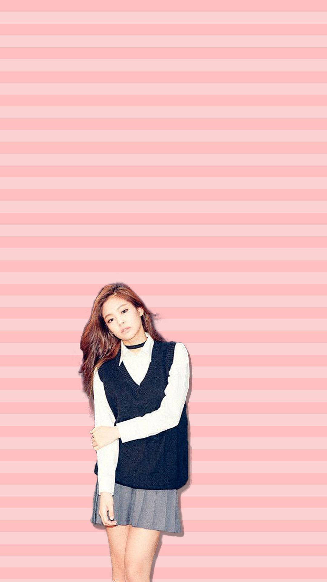 BLACKPINK 桌布 壁紙 — 一位身穿白襯衫和深色背心的年輕女性，站在柔和的粉紅色條紋背景前，眼神溫柔。