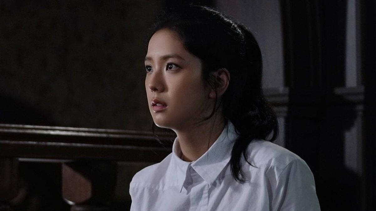 drama 桌布 壁紙 — 一位身穿白襯衫的年輕女性，在光線昏暗、有木欄杆的房間裡睜大眼睛向上凝視。