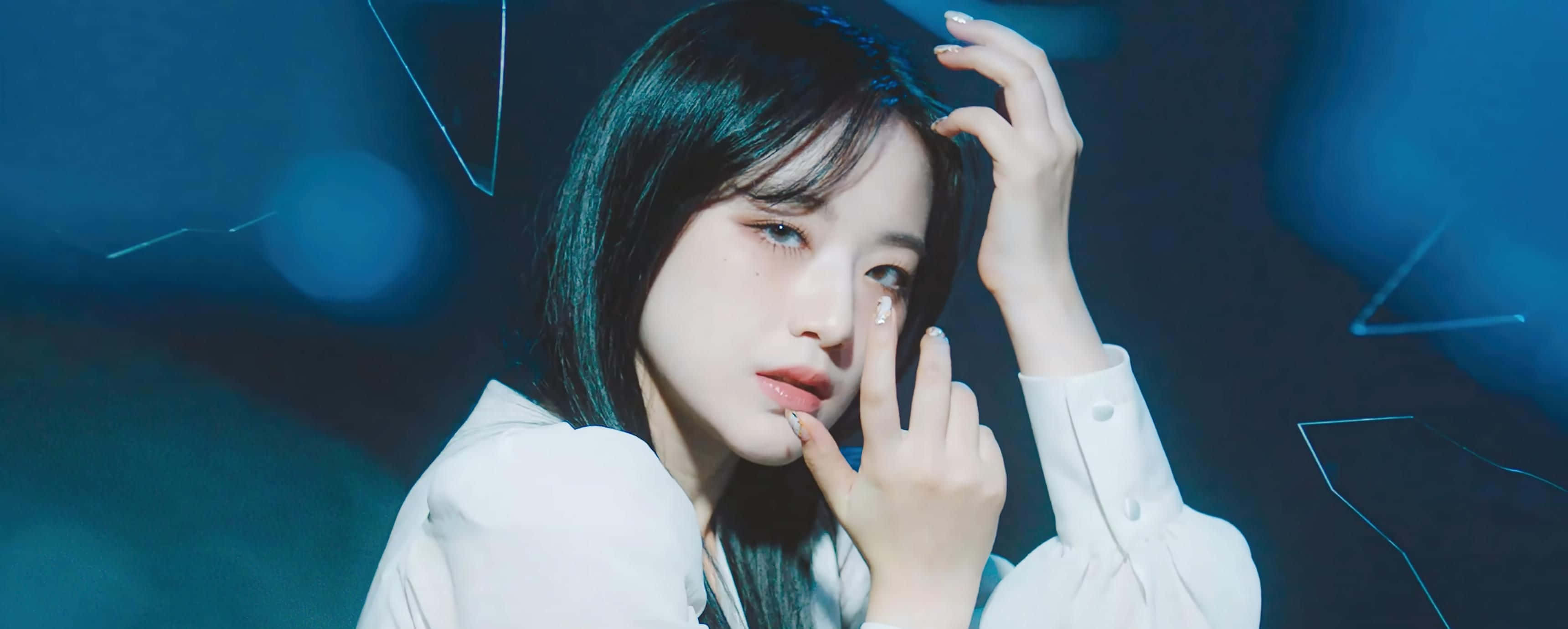K-pop 桌布 壁紙 — 一位身穿白襯衫的年輕女性，輕輕地將臉貼在帶有發光線條的深藍色抽象背景上。
