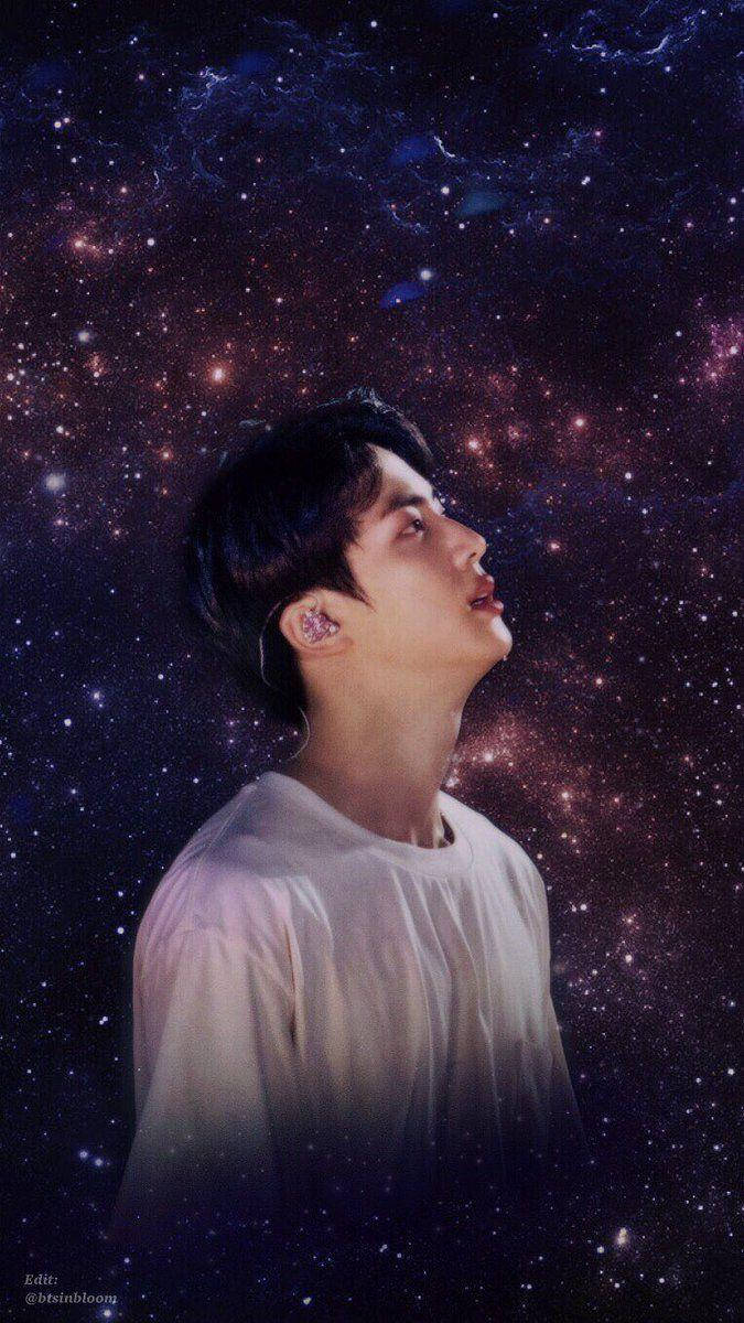 BTS 鎖定螢幕 桌布 壁紙 — 一位身穿白襯衫的年輕男子，在充滿星星和星雲的鮮豔宇宙背景下向上凝視。