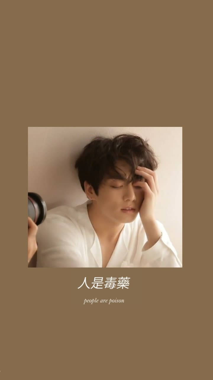 Jungkook Aesthetic 桌布 壁紙 — 一位身穿白襯衫的年輕男子將頭靠在牆上，一手放在額前，手持一個小鏡子，傳達出安靜的內省。