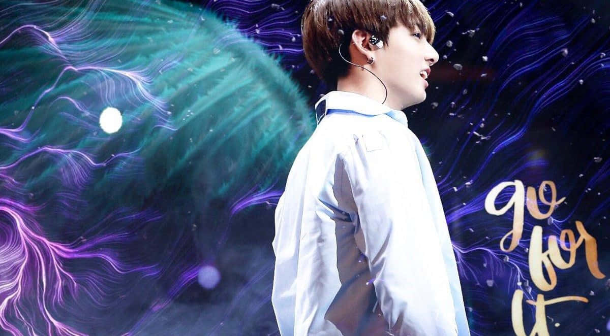Jungkook 桌布 壁紙 — 一位身穿白襯衫的年輕男子站在藍綠色和紫色的宇宙漩渦前，伴隨著發光粒子及「go for it」字句。