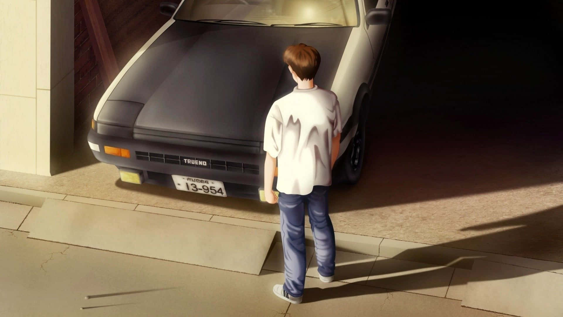 動漫車 桌布 壁紙 — 一位身穿白襯衫的年輕男子站在車庫門口，沐浴在溫暖的陽光下，凝視著一輛黑色的豐田 Trueno 跑車。