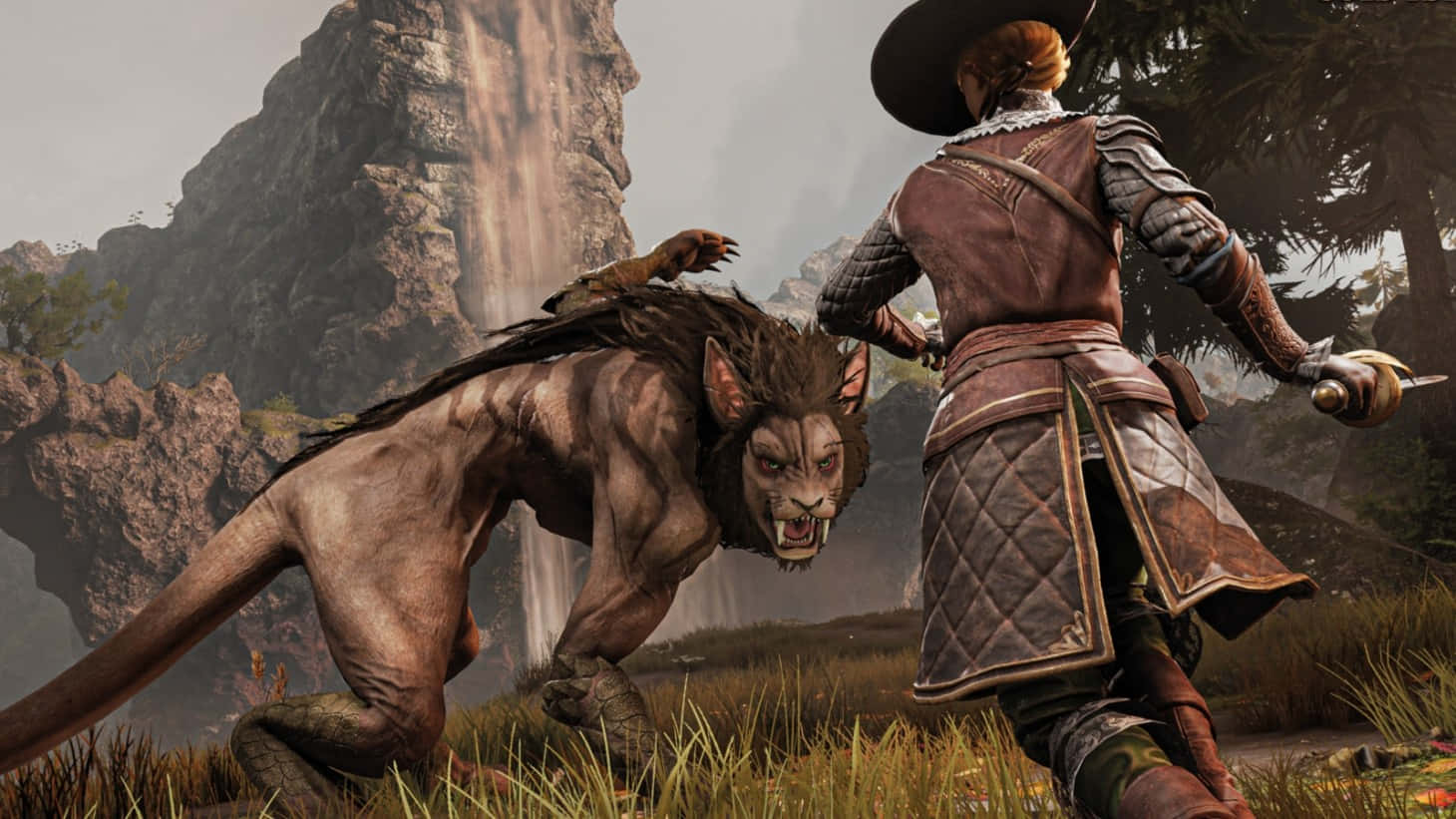 Greedfall 桌布 壁紙 — 一位身穿皮甲的戰士在霧氣瀰漫的山谷瀑布附近，面對一隻咆哮的獅頭野獸。