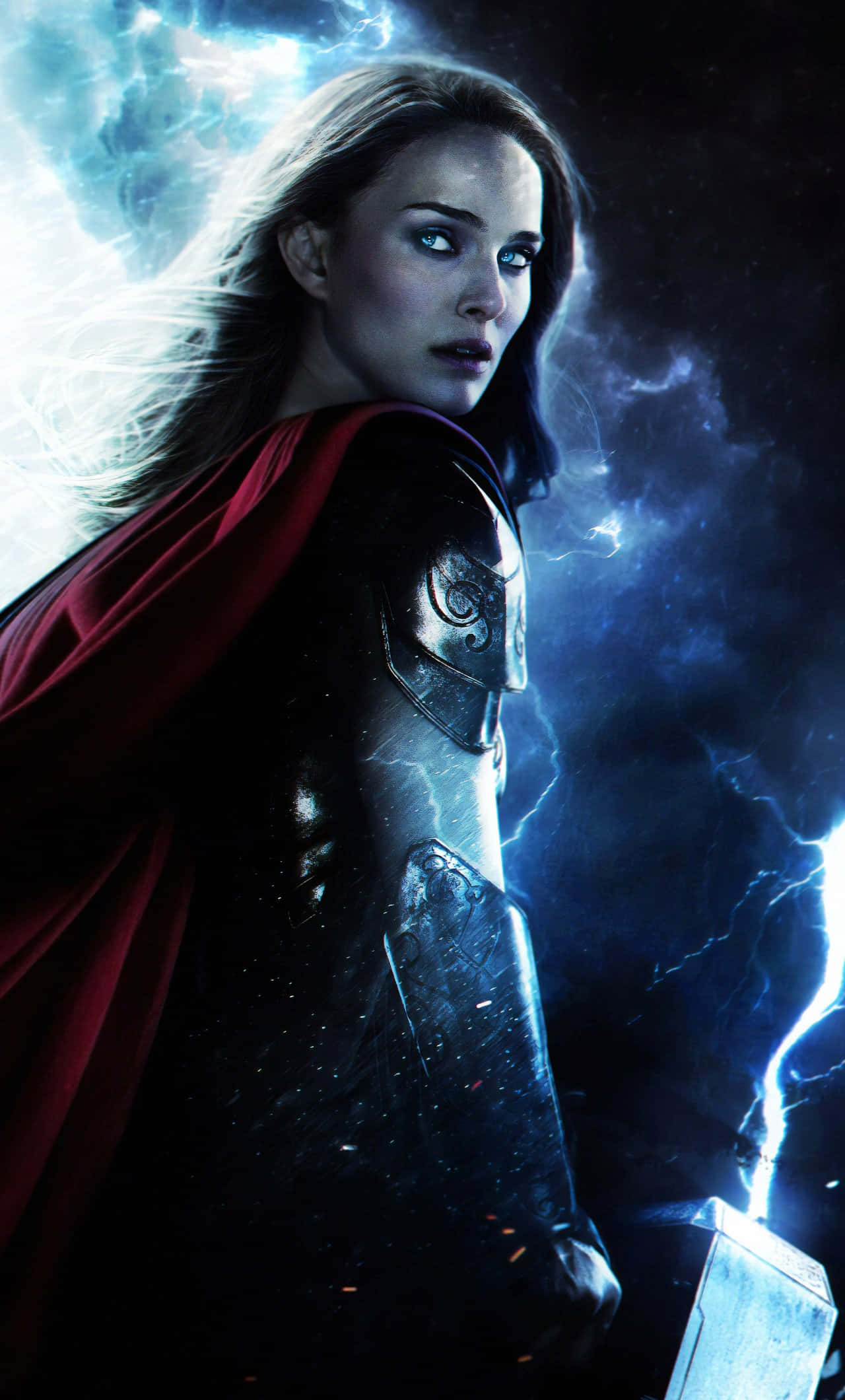 Jane Foster 桌布 壁紙 — 一位身穿盔甲和紅色斗篷的兇猛女戰士，在黑暗暴風雨的天空下，站在劈啪作響的藍色閃電之中。