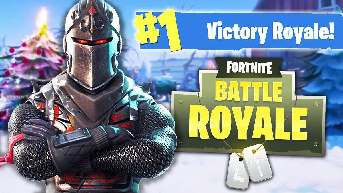 Fortnite Battle Royale 桌布 壁紙 — 一位身穿盔甲的《要塞英雄》大逃殺騎士，在雪白的冬季背景下自信地交叉雙臂站立，背景有裝飾好的聖誕樹和勝利文字。