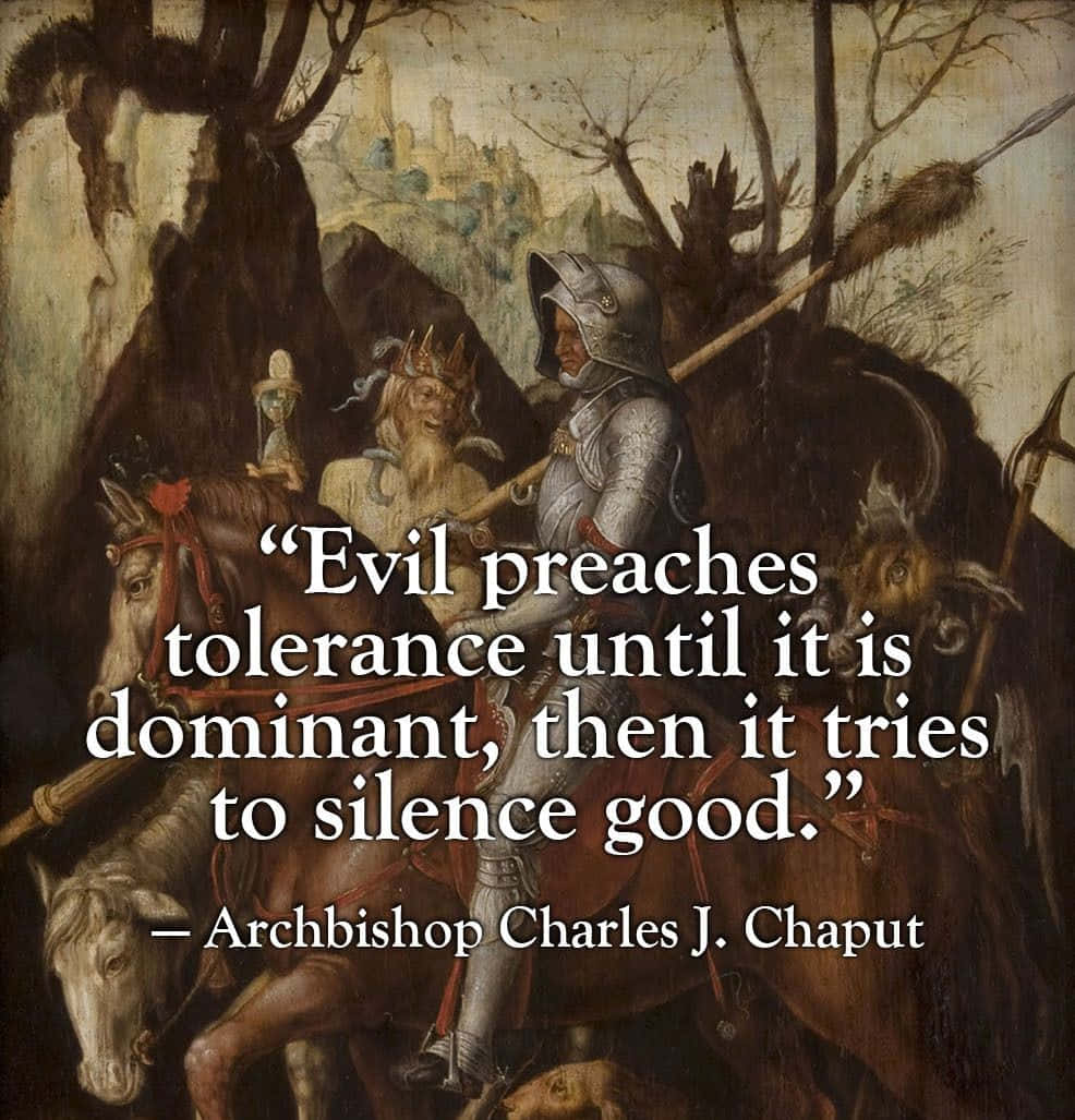 evil 桌布 壁紙 — 一位身穿盔甲的中世紀騎士騎著馬穿過黑暗的森林，旁邊有一位戴著王冠的人物，上面覆蓋著關於邪惡與寬容的引言。