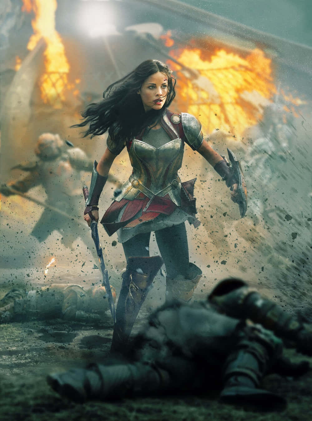 Lady Sif 桌布 壁紙 — 一位身穿盔甲的兇猛女戰士，在充滿火焰和倒下士兵的戰場上大步前進。